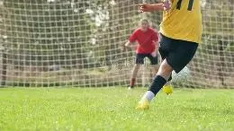 李亚鹏豪车接送年轻女友归家，行事低调烟不离口